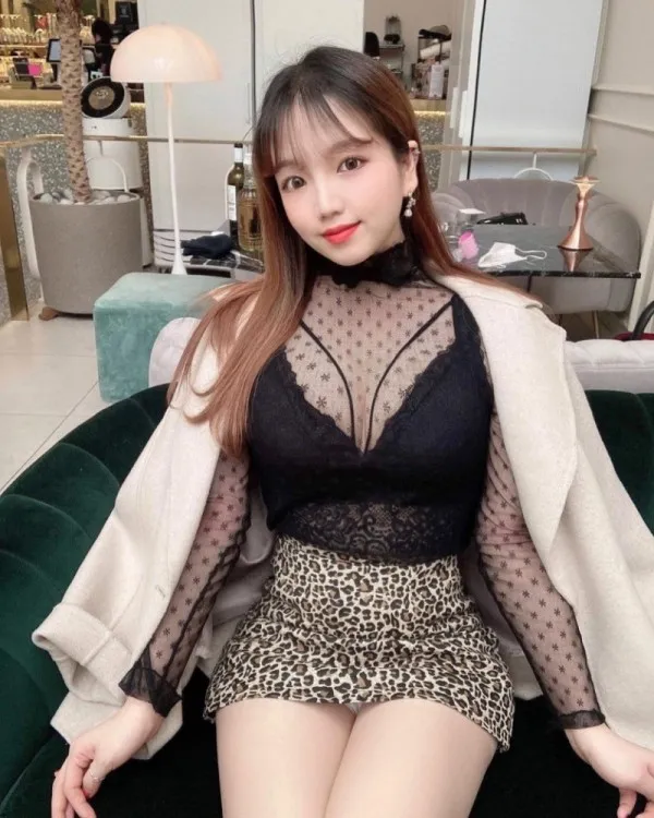 파인 의상만 가득한 윤블리