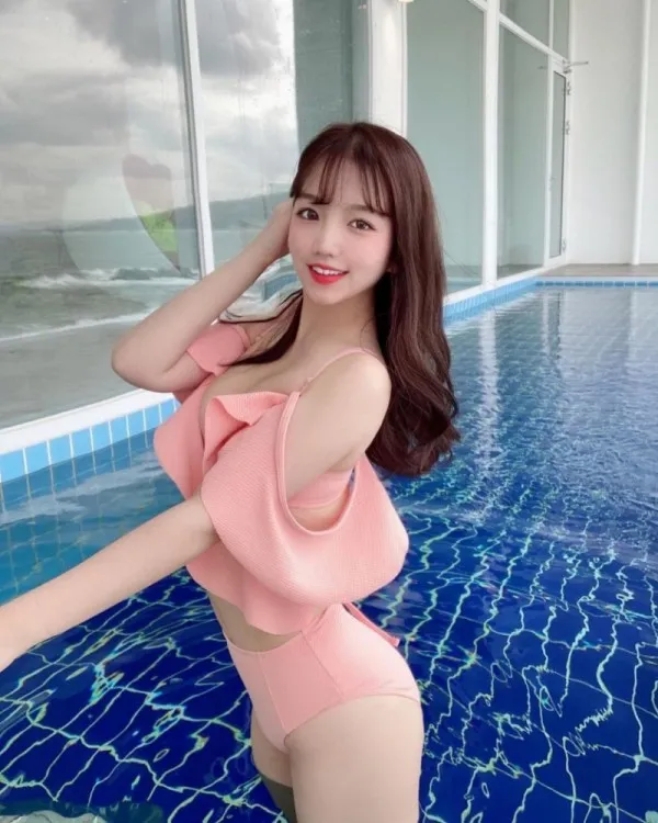 파인 의상만 가득한 윤블리