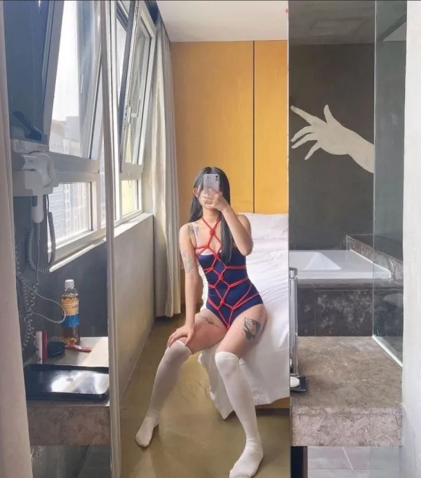 야한 사진만 찍는 인스타녀